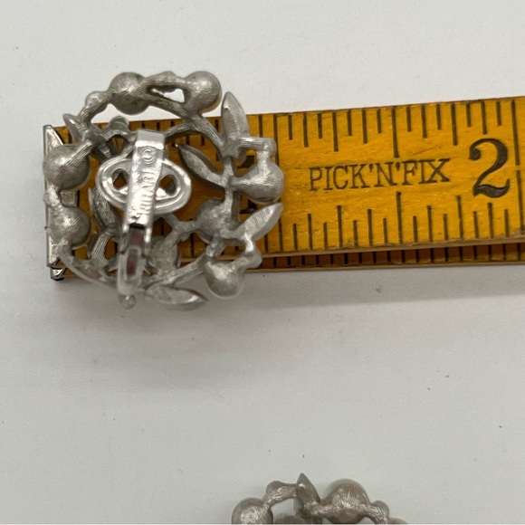 VINTAGE 1950’s TRIFARI LEAVES PEARL CLIP ON EARRINGS - Picture 3 of 4